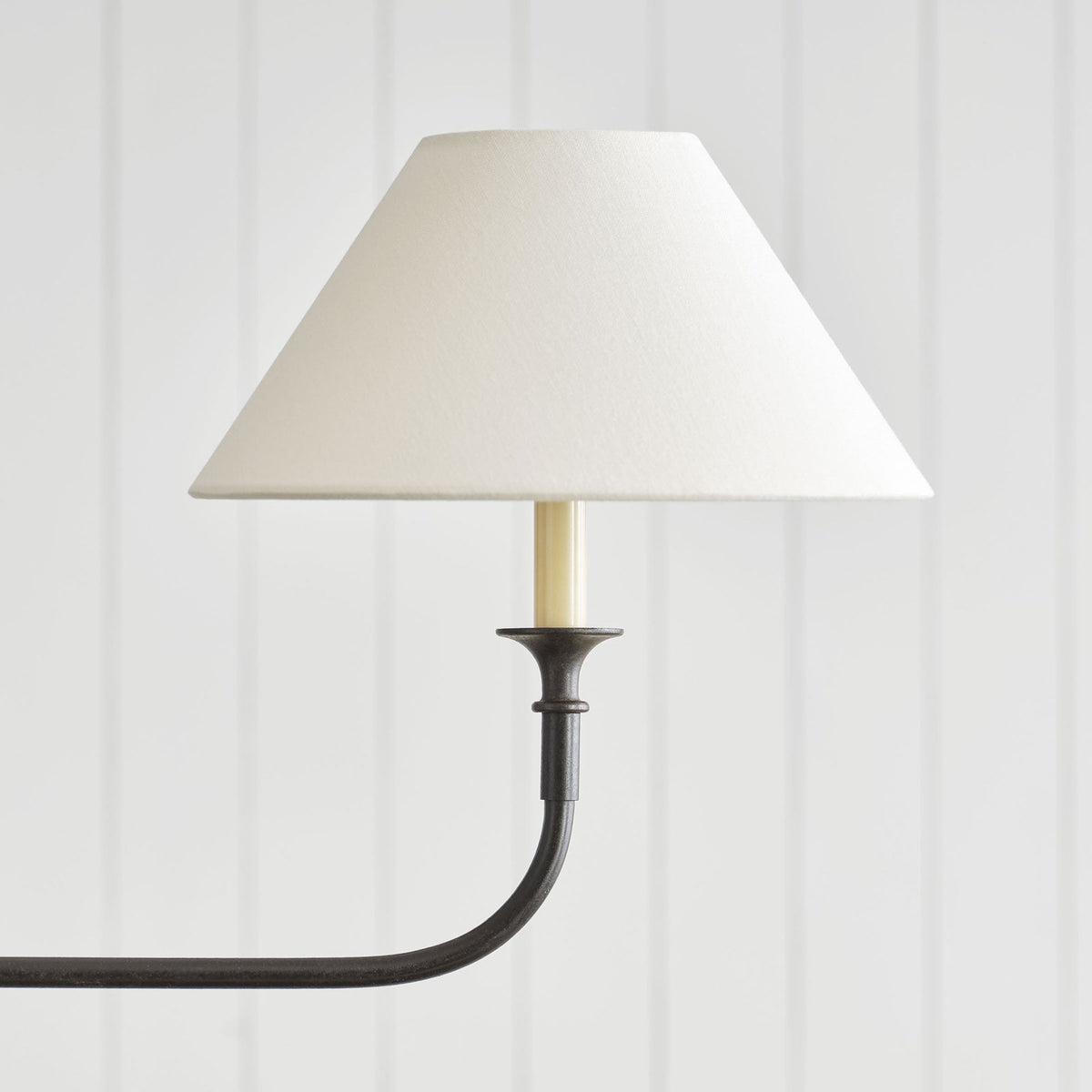 Ljuskrona Linjär med 2 Tygskärmar | Antik Mässing, Svart eller Vit Metall | L 157,5 cm | LED-lampor Ingår