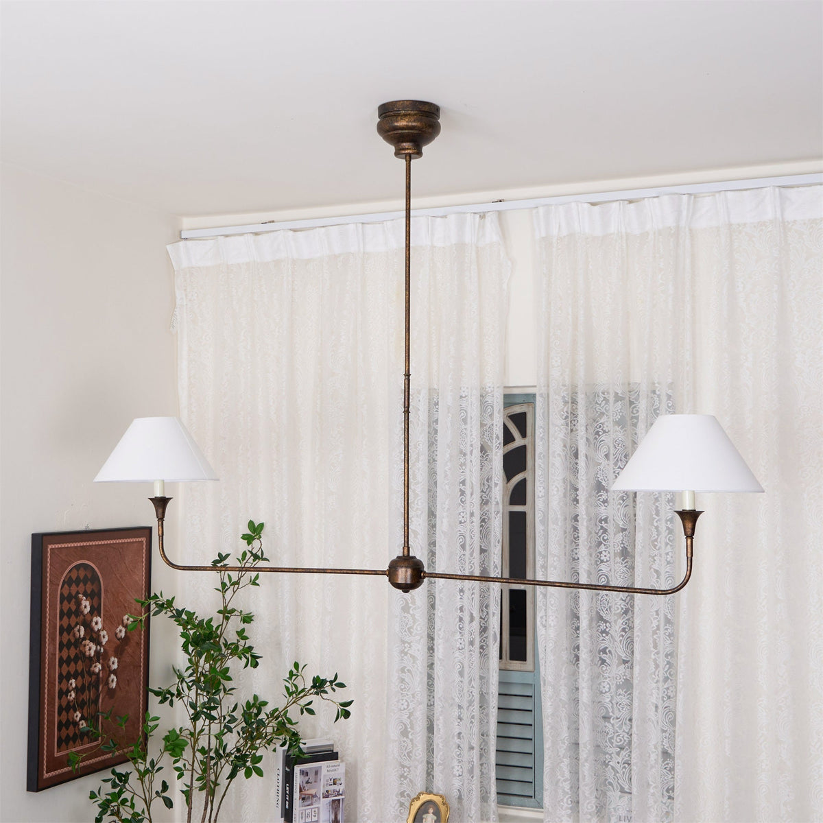 Ljuskrona Linjär med 2 Tygskärmar | Antik Mässing, Svart eller Vit Metall | L 157,5 cm | LED-lampor Ingår
