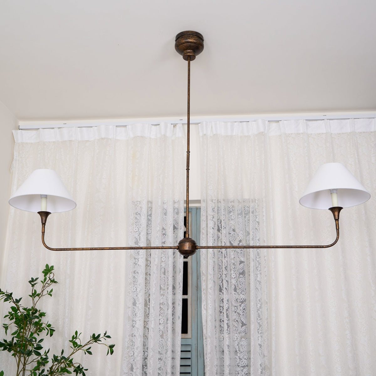 Ljuskrona Linjär med 2 Tygskärmar | Antik Mässing, Svart eller Vit Metall | L 157,5 cm | LED-lampor Ingår