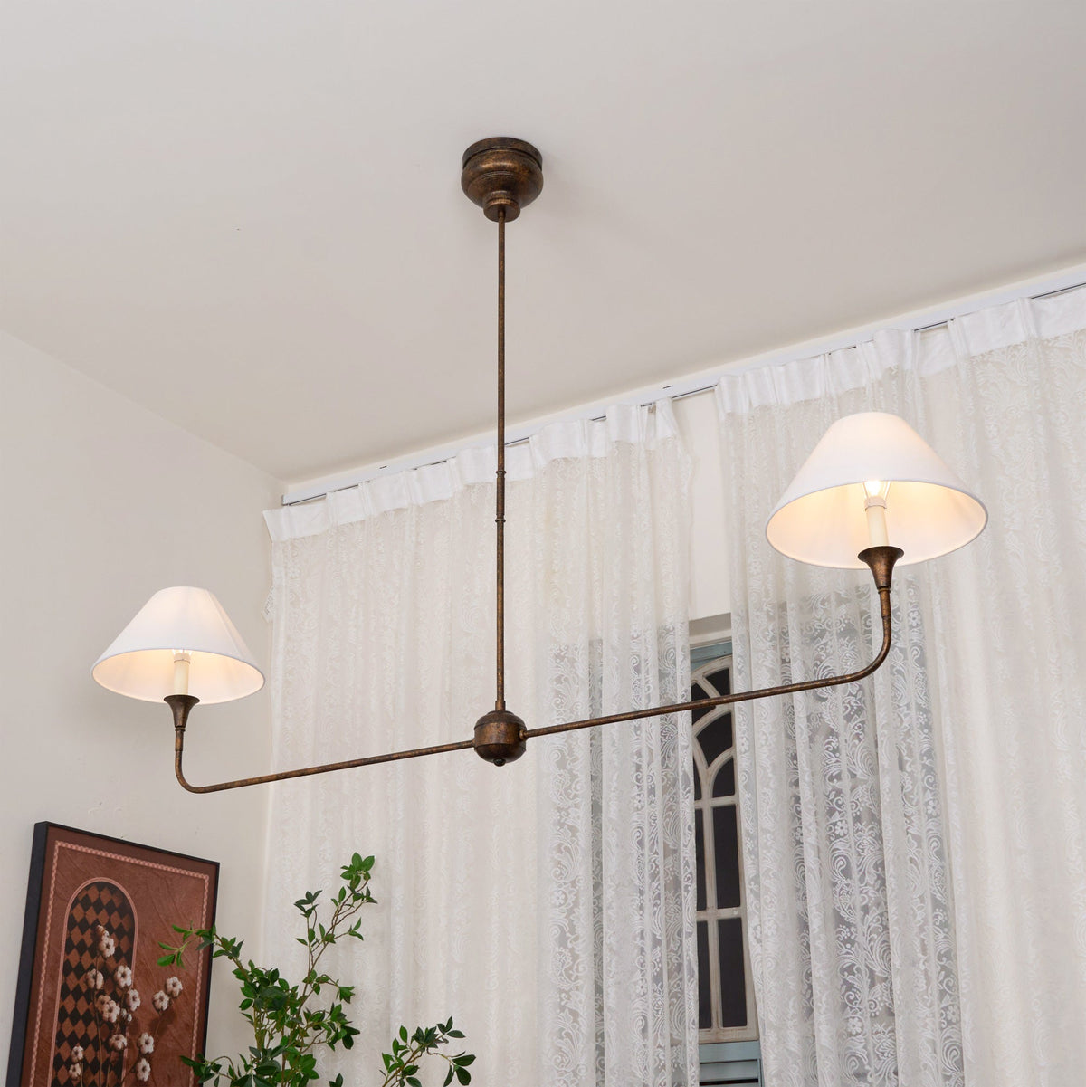 Ljuskrona Linjär med 2 Tygskärmar | Antik Mässing, Svart eller Vit Metall | L 157,5 cm | LED-lampor Ingår