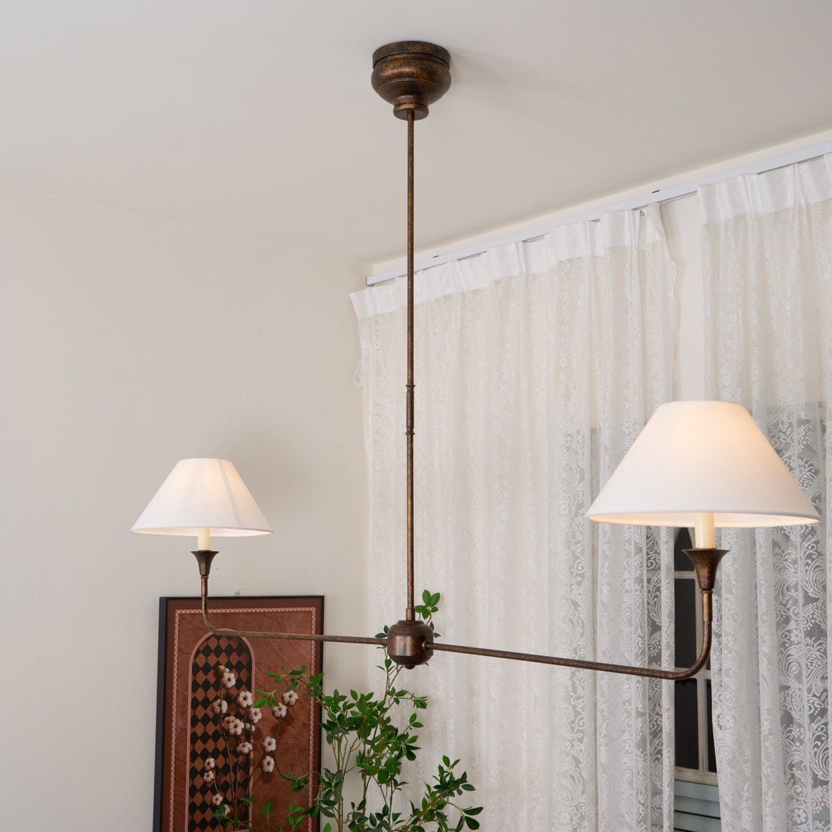 Ljuskrona Linjär med 2 Tygskärmar | Antik Mässing, Svart eller Vit Metall | L 157,5 cm | LED-lampor Ingår