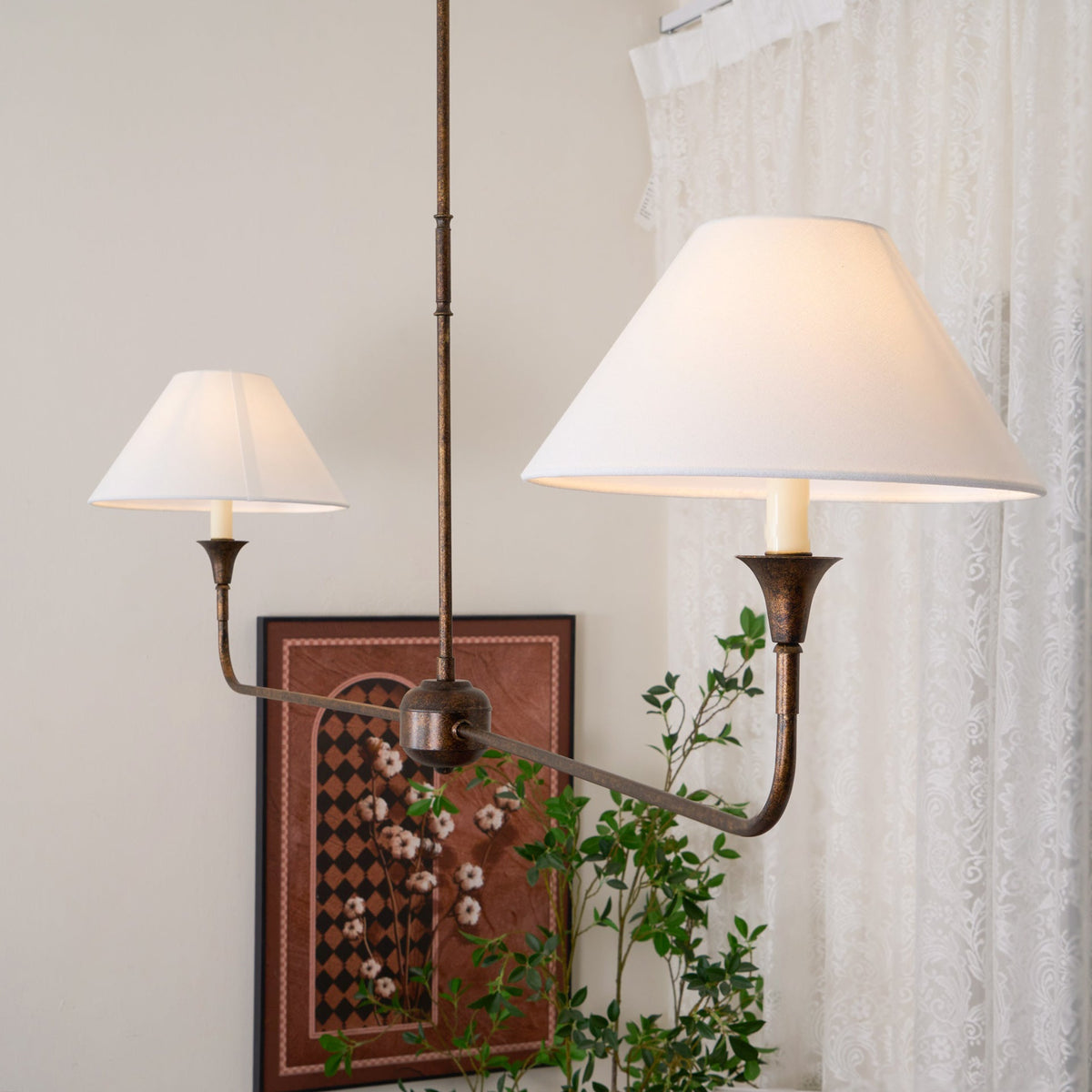 Ljuskrona Linjär med 2 Tygskärmar | Antik Mässing, Svart eller Vit Metall | L 157,5 cm | LED-lampor Ingår