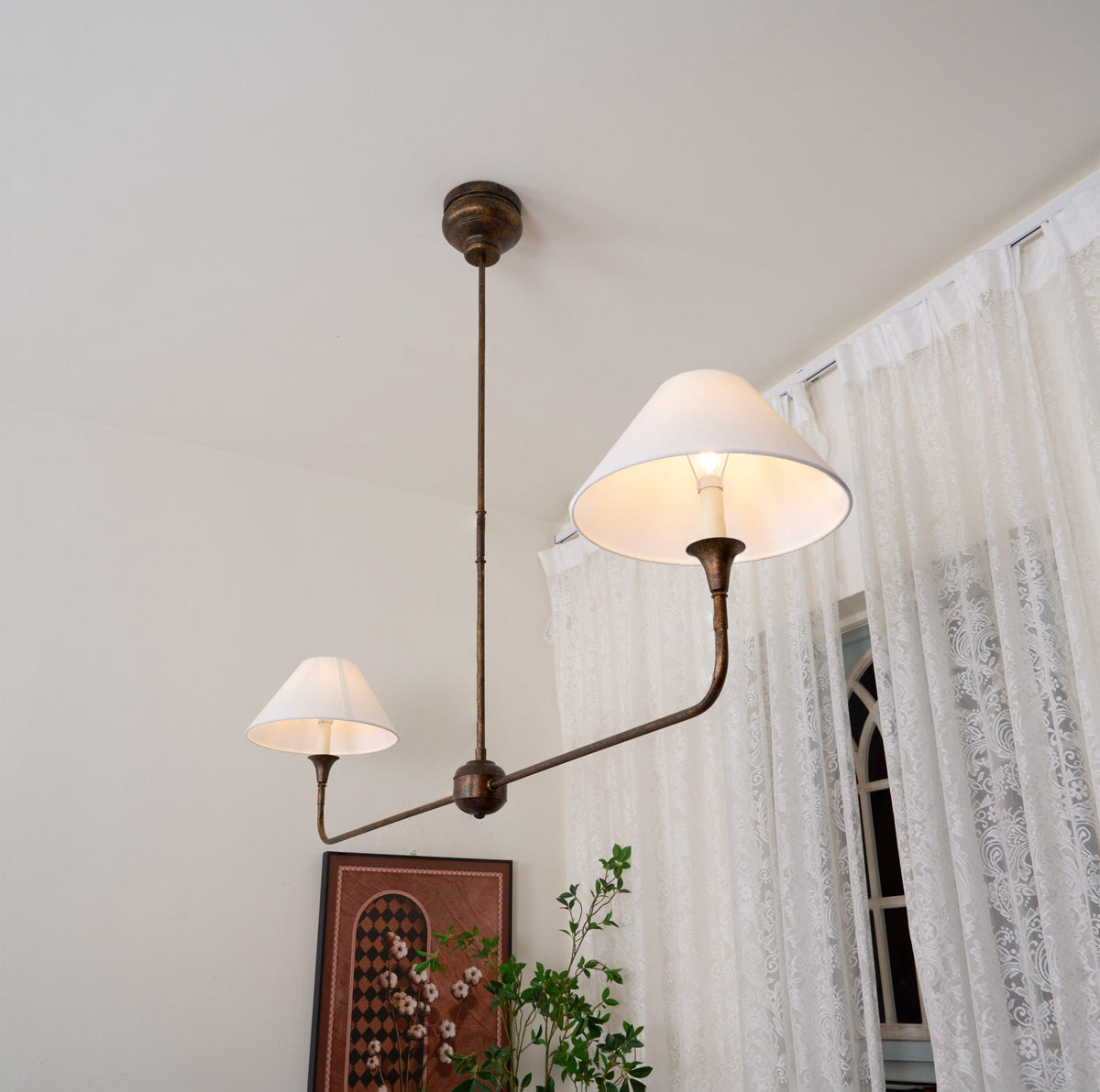 Ljuskrona Linjär med 2 Tygskärmar | Antik Mässing, Svart eller Vit Metall | L 157,5 cm | LED-lampor Ingår