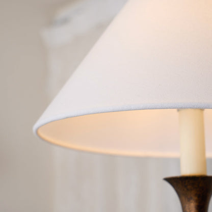 Ljuskrona Linjär med 2 Tygskärmar | Antik Mässing, Svart eller Vit Metall | L 157,5 cm | LED-lampor Ingår