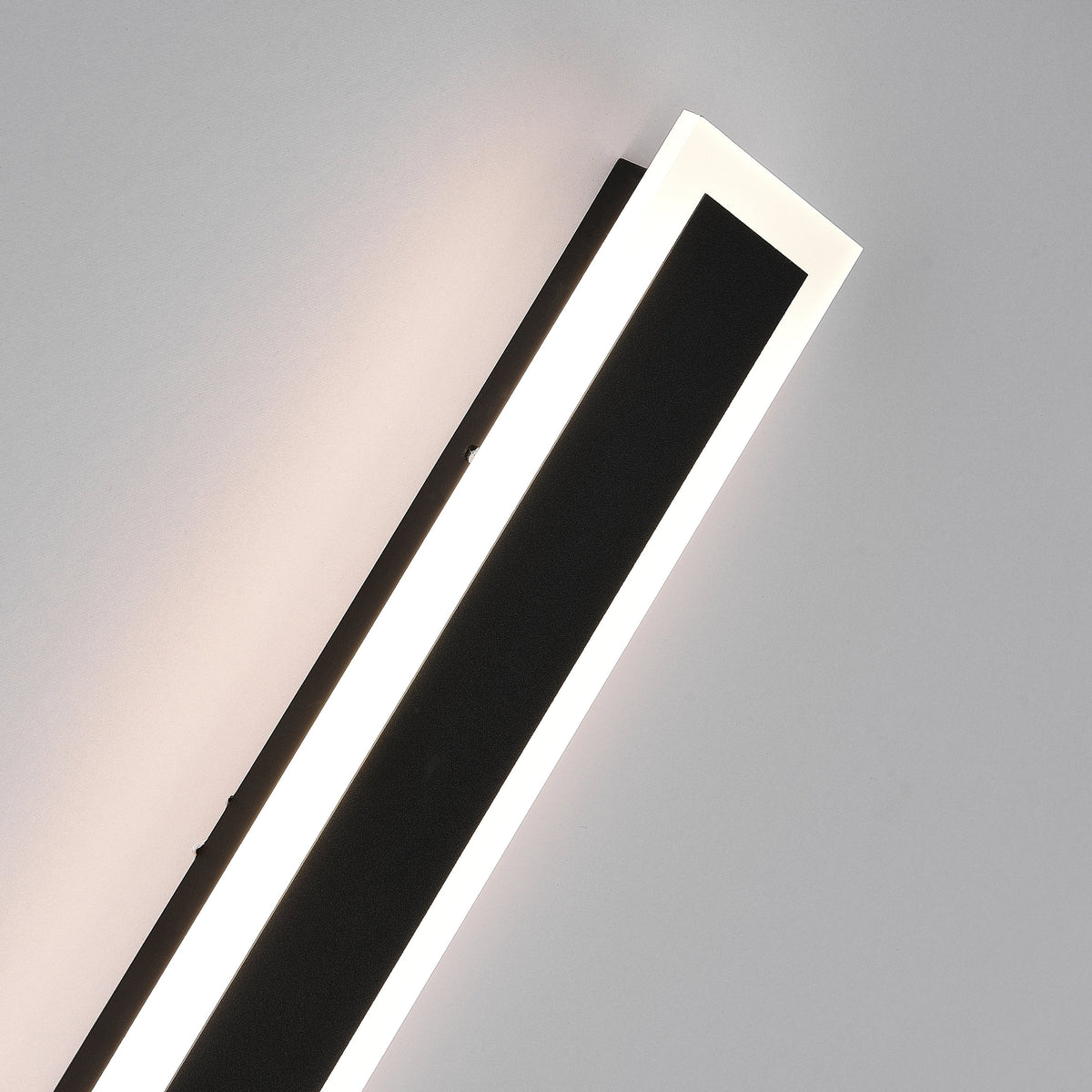 Utomhusvägglampa linjär LED | 30–150 cm och 12–60 W | IP65 | dimbar med fjärrkontroll