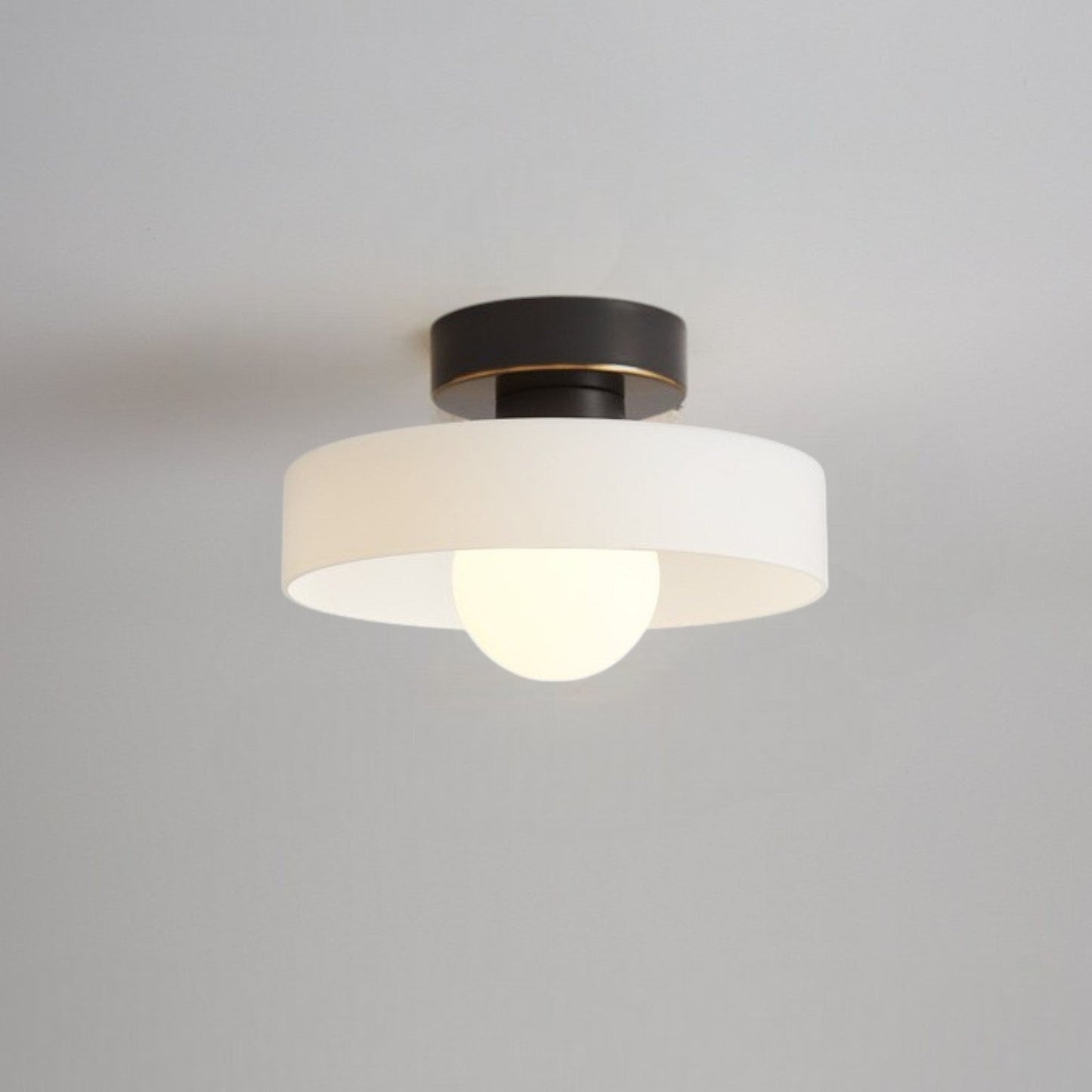 Taklampa i Glas och Mässing | Bauhaus-inspirerad design | G9-sockel
