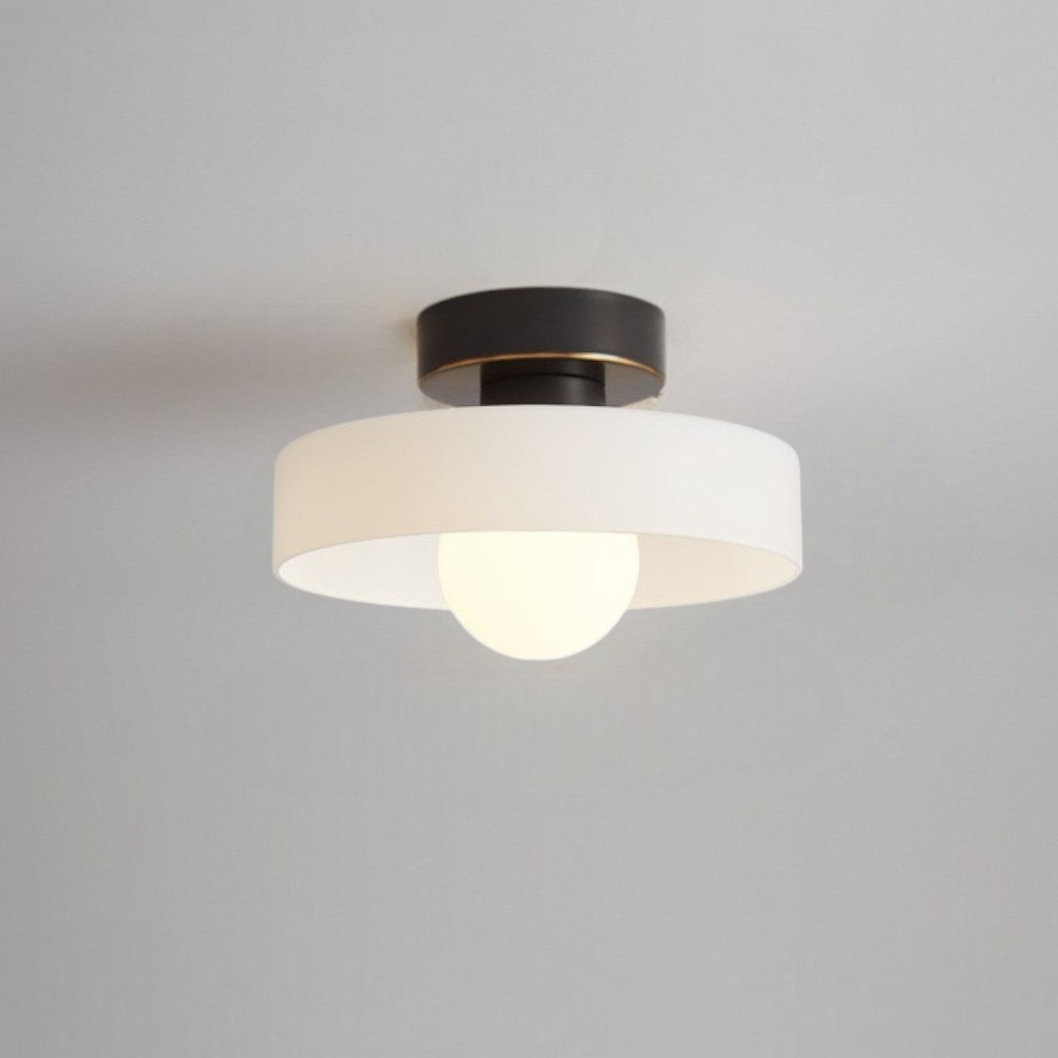 Taklampa i Glas och Mässing | Bauhaus-inspirerad design | G9-sockel
