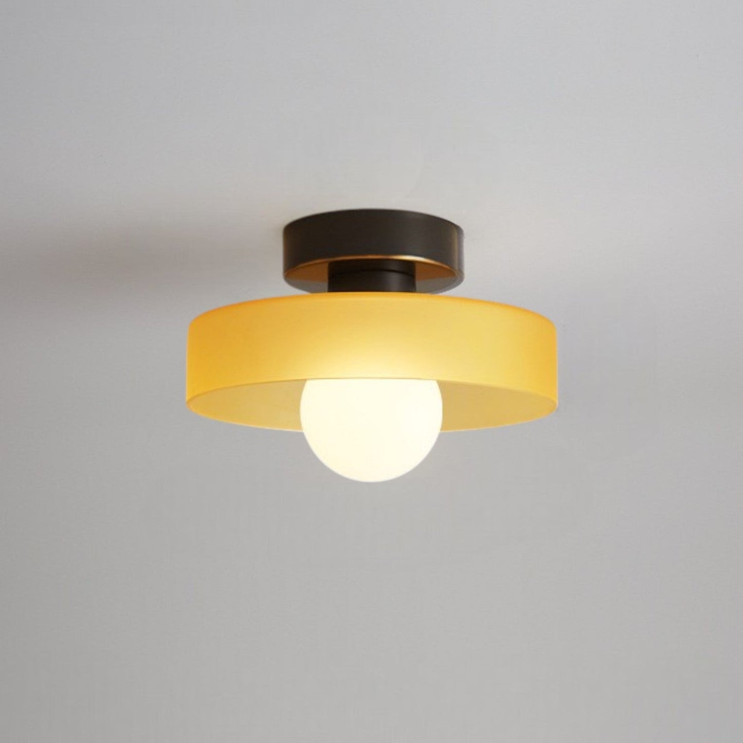 Taklampa i Glas och Mässing | Bauhaus-inspirerad design | G9-sockel
