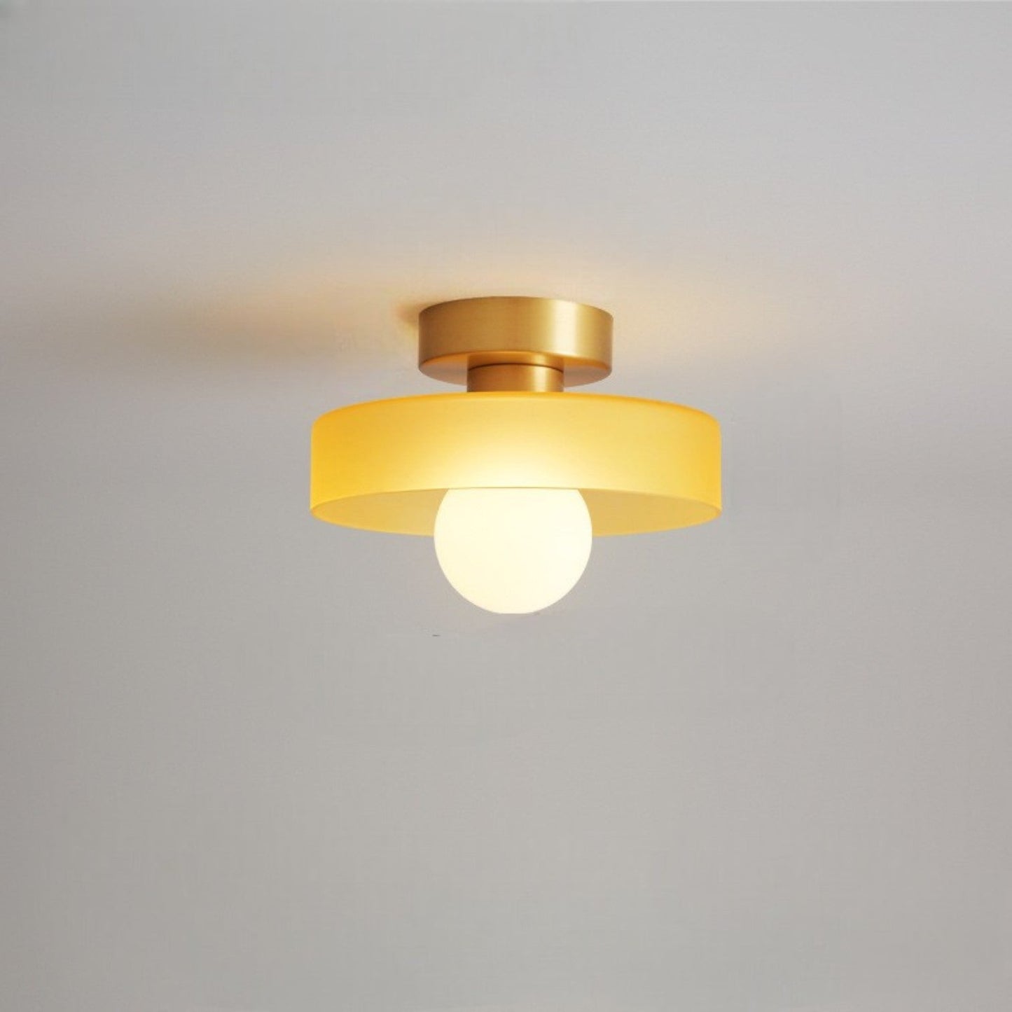 Taklampa i Glas och Mässing | Bauhaus-inspirerad design | G9-sockel
