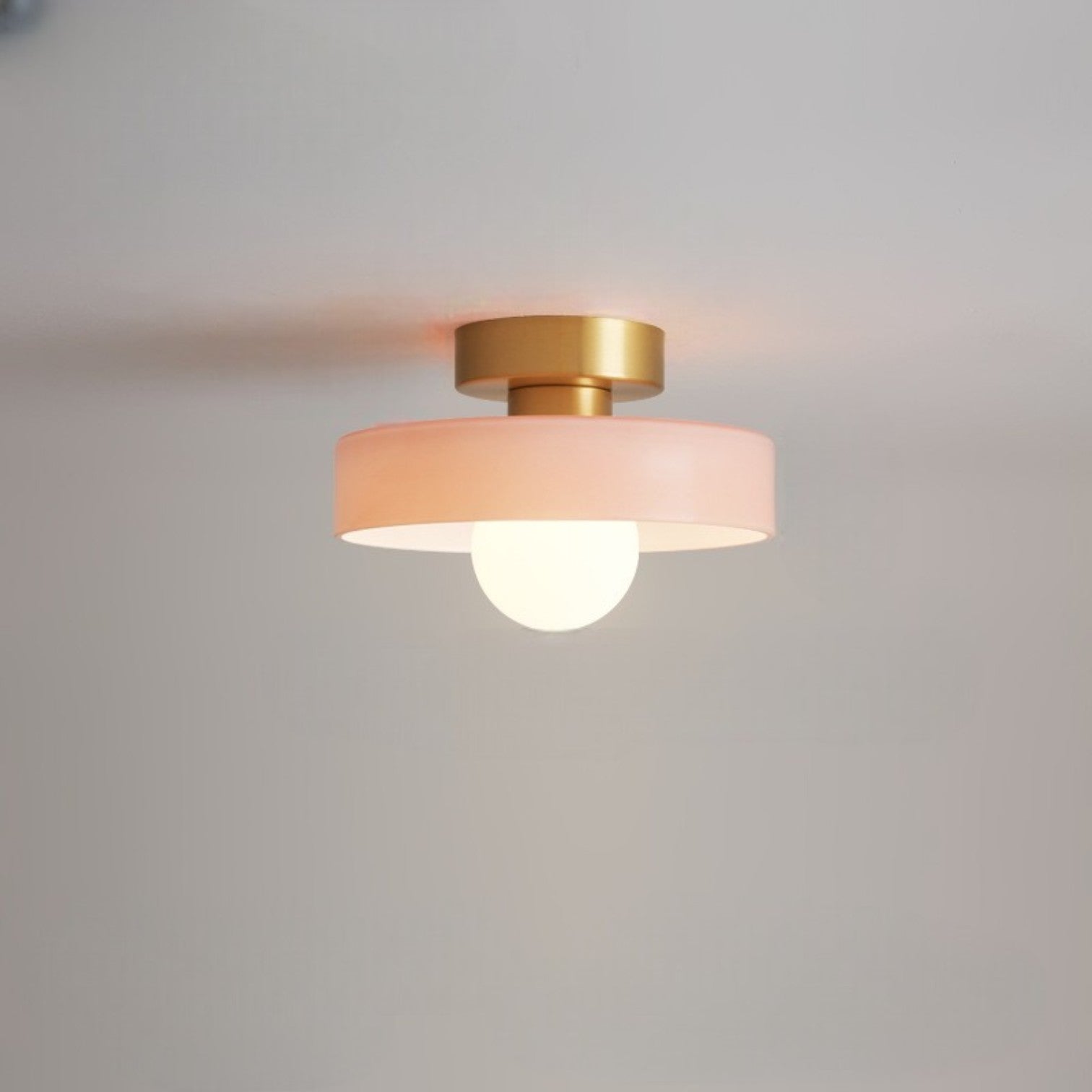 Taklampa i Glas och Mässing | Bauhaus-inspirerad design | G9-sockel
