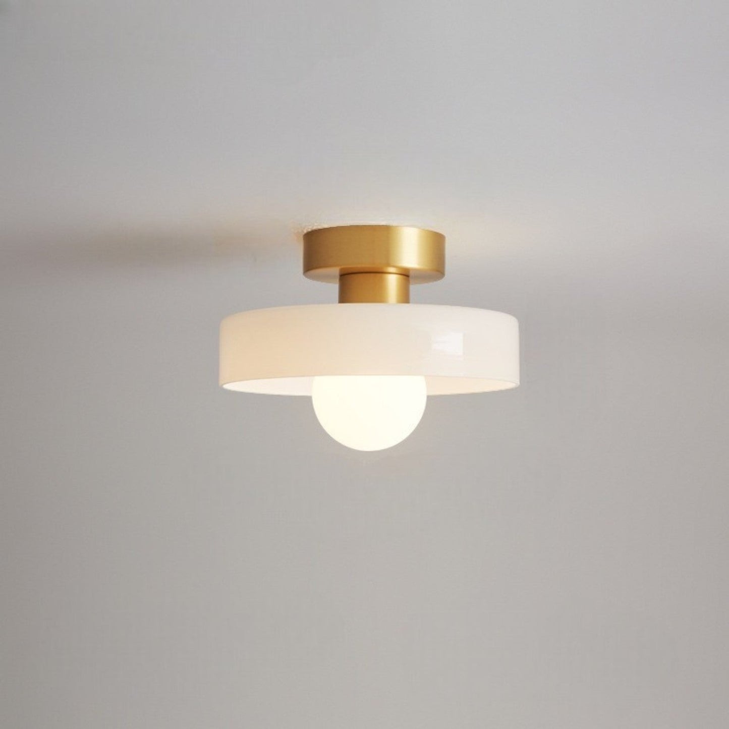 Taklampa i Glas och Mässing | Bauhaus-inspirerad design | G9-sockel
