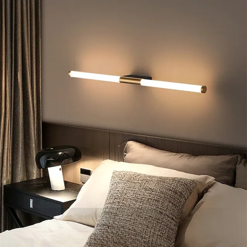 Vägglampa i Metall & Akryl | Linjär LED-stav | Guldfärgad finish