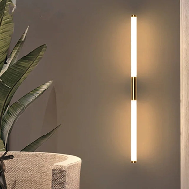 Vägglampa i Metall & Akryl | Linjär LED-stav | Guldfärgad finish