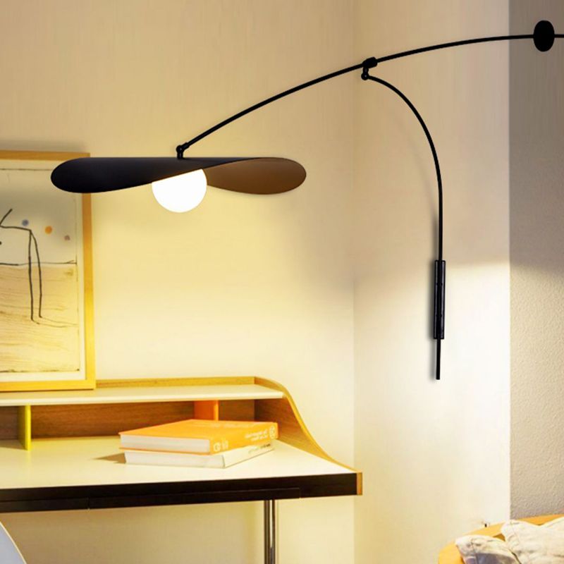 Vägglampa i Metall med Bågarm och Glasskärm | Skulptural Form | Modernt Nordisk Design
