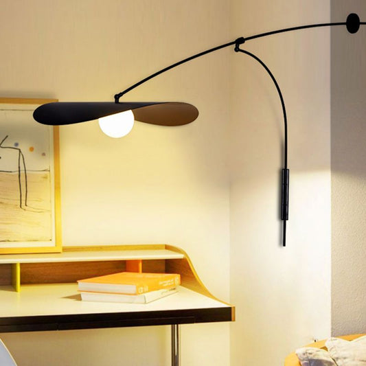 Vägglampa i Metall med Bågarm och Glasskärm | Skulptural Form | Modernt Nordisk Design
