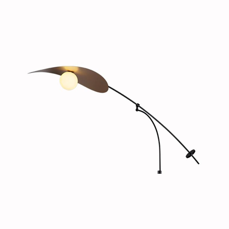 Vägglampa i Metall med Bågarm och Glasskärm | Skulptural Form | Modernt Nordisk Design
