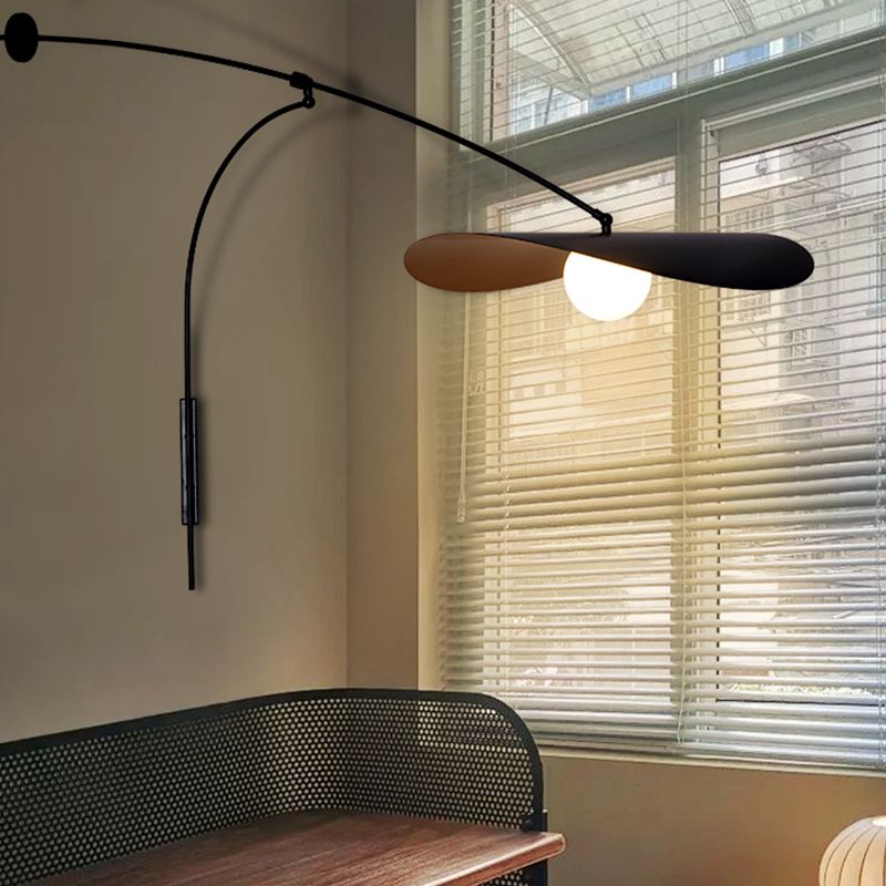 Vägglampa i Metall med Bågarm och Glasskärm | Skulptural Form | Modernt Nordisk Design
