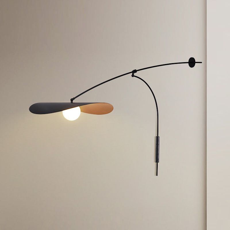 Vägglampa i Metall med Bågarm och Glasskärm | Skulptural Form | Modernt Nordisk Design
