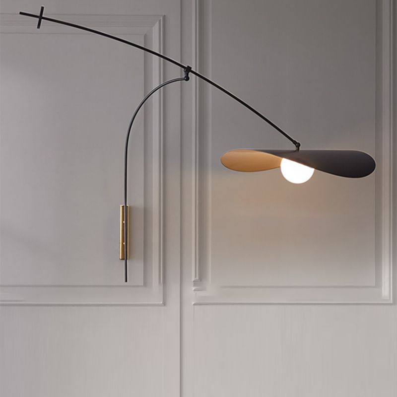 Vägglampa i Metall med Bågarm och Glasskärm | Skulptural Form | Modernt Nordisk Design
