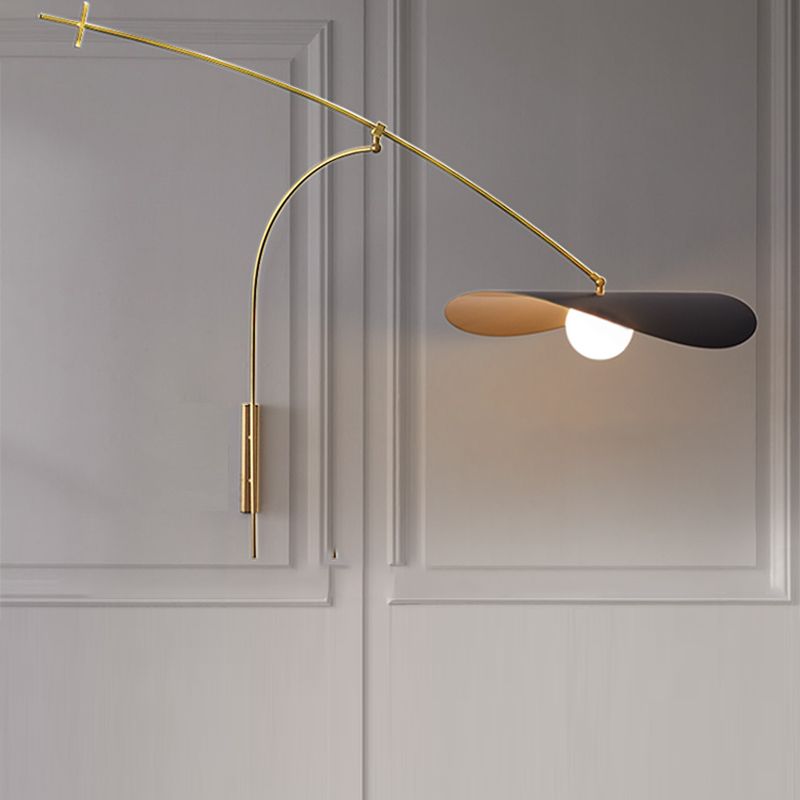 Vägglampa i Metall med Bågarm och Glasskärm | Skulptural Form | Modernt Nordisk Design
