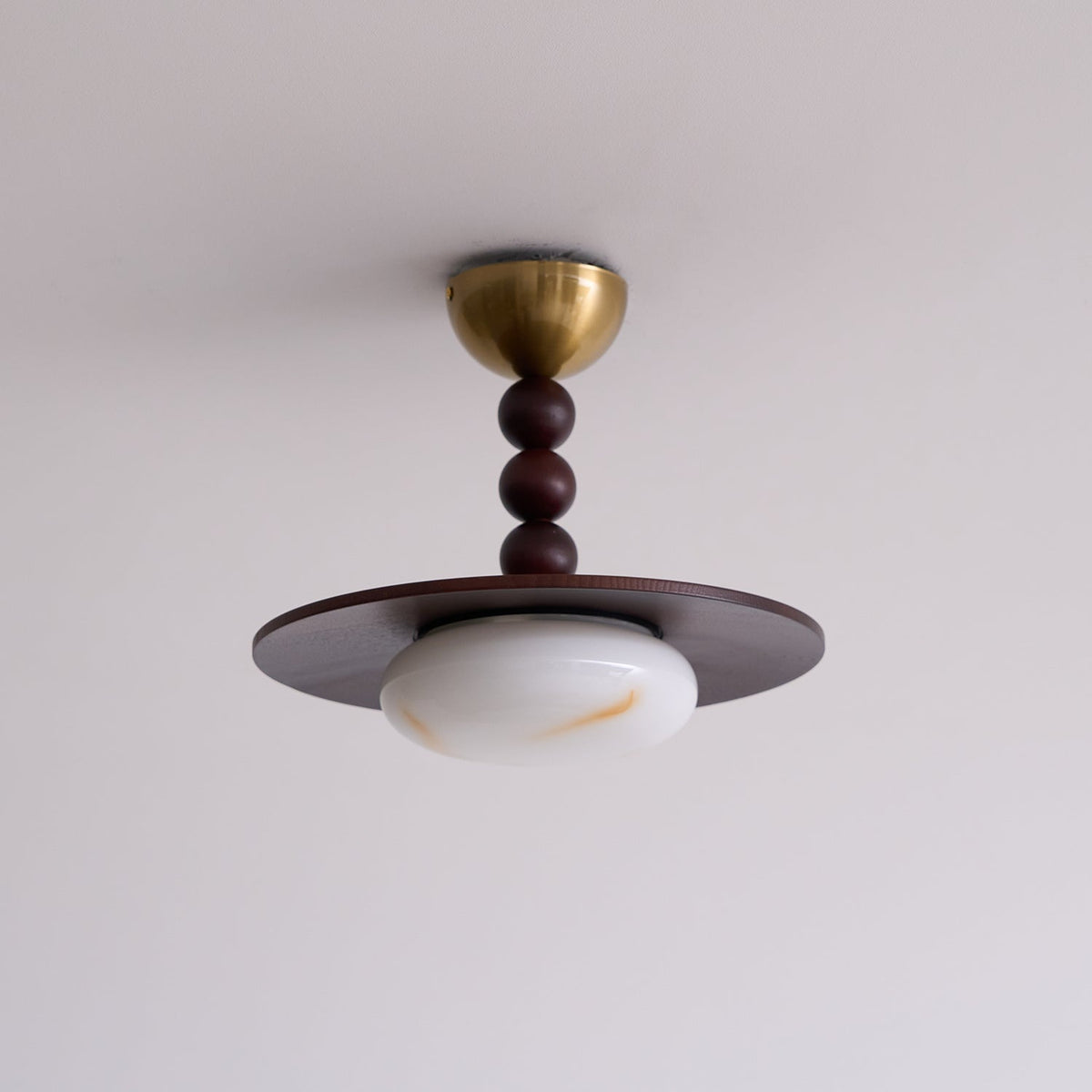 Deckenleuchte aus Walnussfarbenem Holz | Alabaster-Imitat und Messing | Warmweiß oder Dimmbare LED | Ø 36 cm