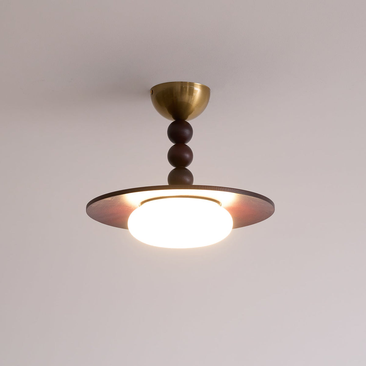 Deckenleuchte aus Walnussfarbenem Holz | Alabaster-Imitat und Messing | Warmweiß oder Dimmbare LED | Ø 36 cm