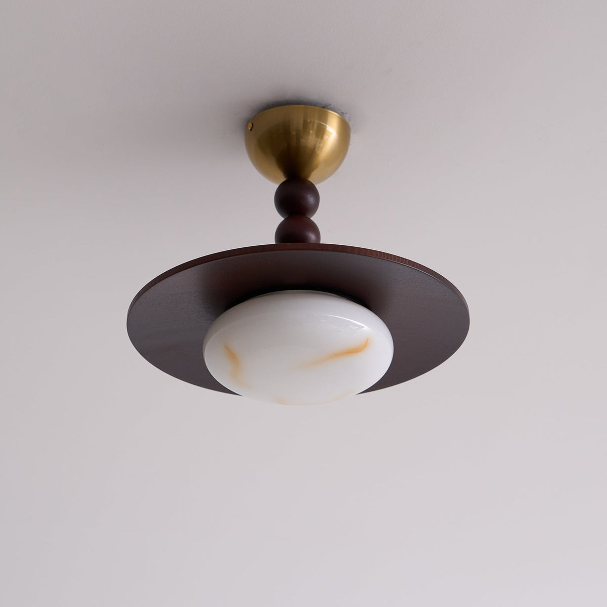 Deckenleuchte aus Walnussfarbenem Holz | Alabaster-Imitat und Messing | Warmweiß oder Dimmbare LED | Ø 36 cm