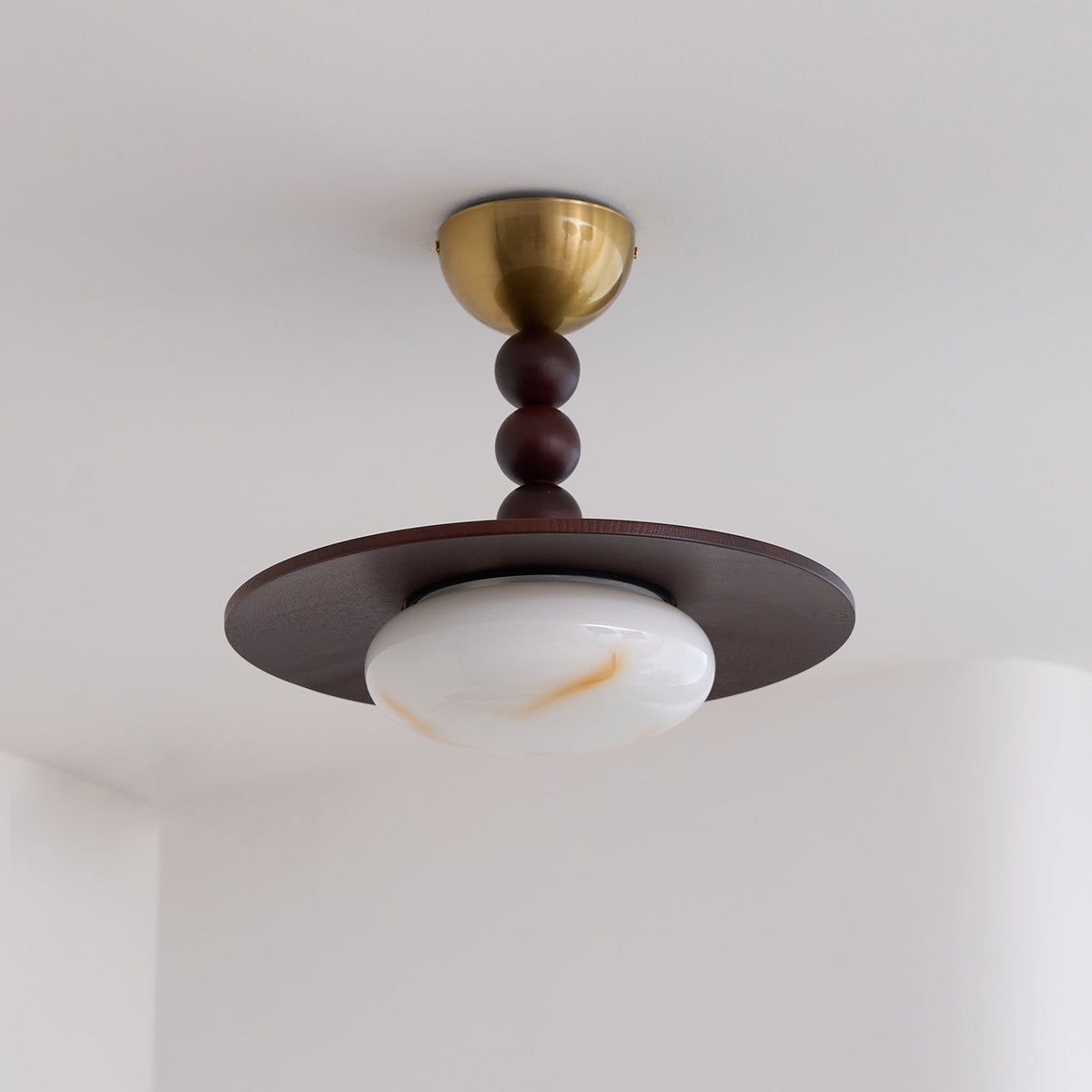 Deckenleuchte aus Walnussfarbenem Holz | Alabaster-Imitat und Messing | Warmweiß oder Dimmbare LED | Ø 36 cm