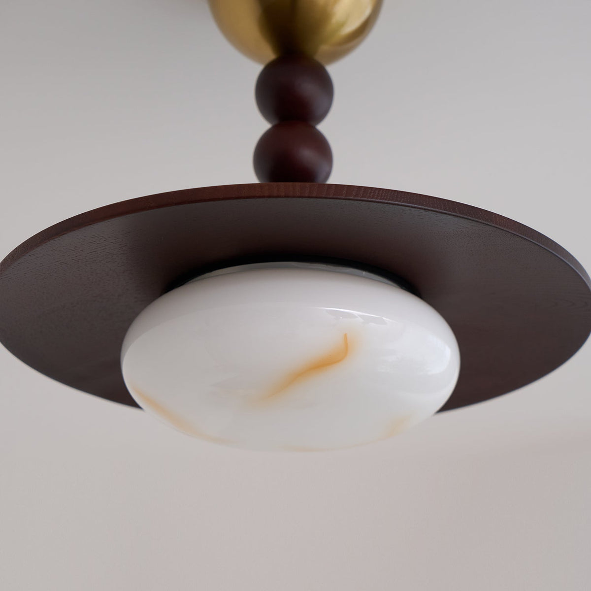 Deckenleuchte aus Walnussfarbenem Holz | Alabaster-Imitat und Messing | Warmweiß oder Dimmbare LED | Ø 36 cm
