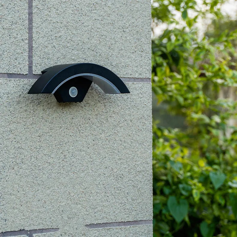 Utomhusvägglampa LED | Bågform i Svart Metall och Akryl | IP65 | Med eller Utan Rörelsesensor
