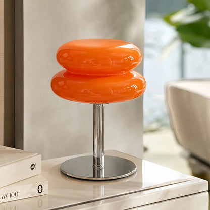 Bordslampa i Bauhaus-stil placerad på sidobord i vardagsrum