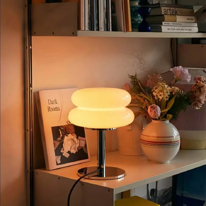 Beige bordslampa med rund jadeglasskärm och kromfot