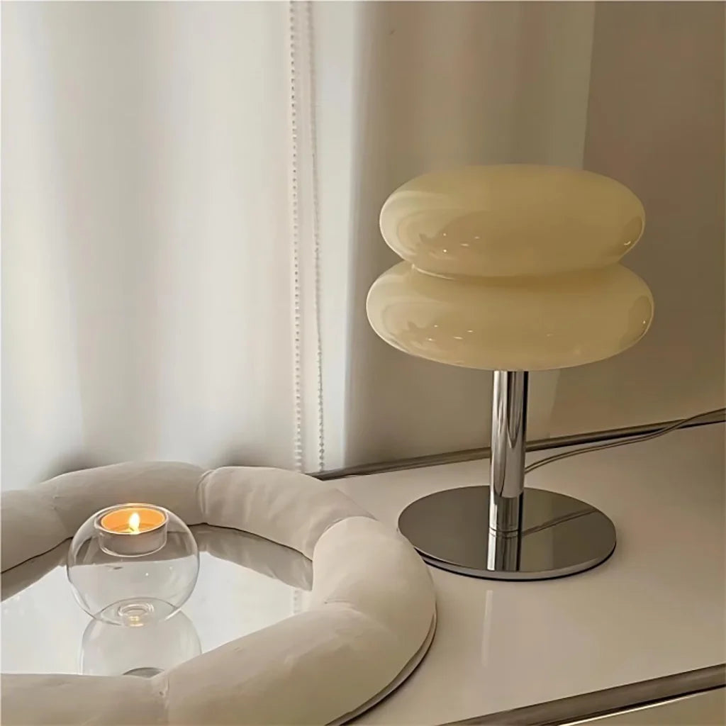 Orangegul bordslampa i minimalistisk design i glas och metall
