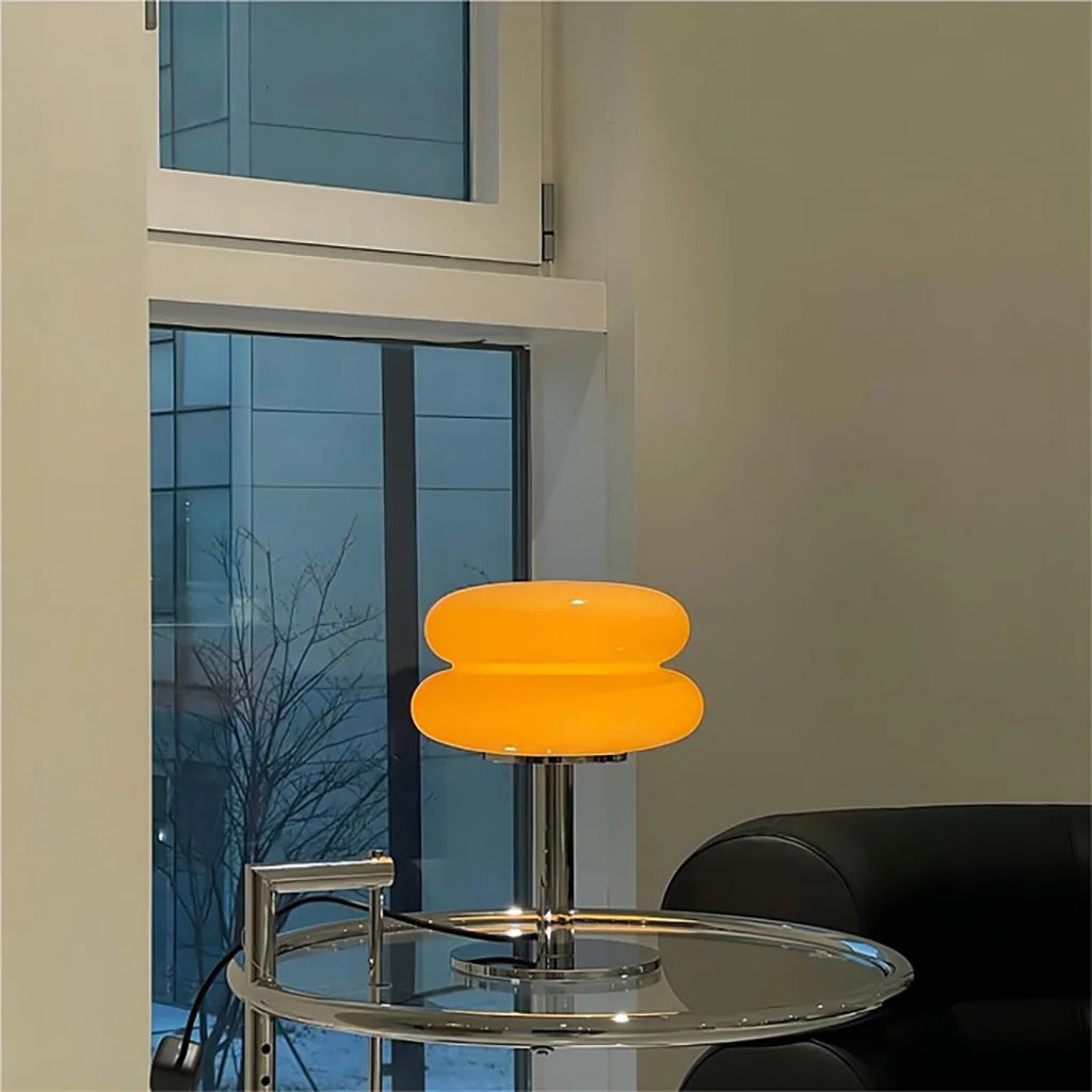 Närbild på jadeglasskärm och blank kromfot på bordslampa