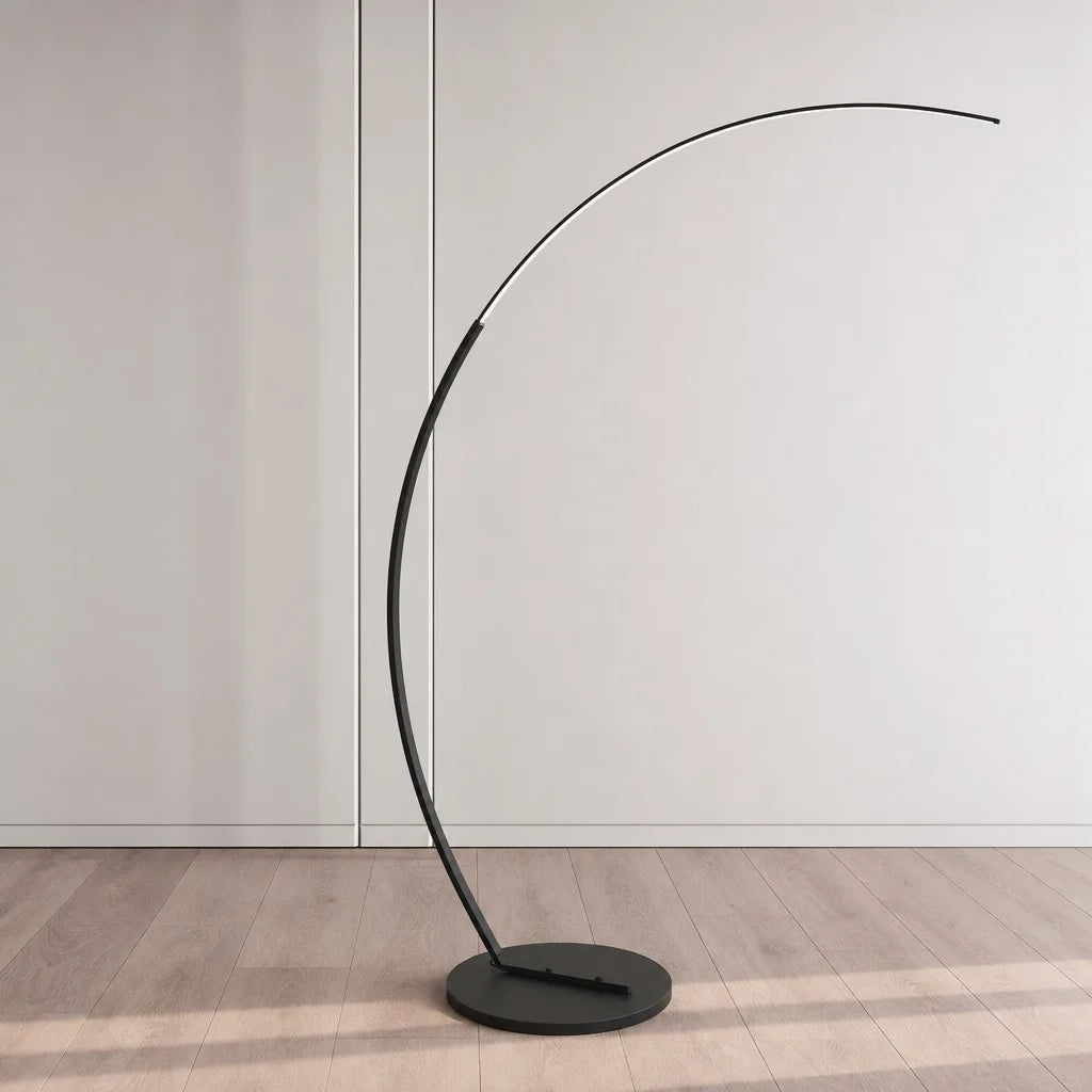 Minimalistisk bågformad golvlampa i modern nordisk inredning
