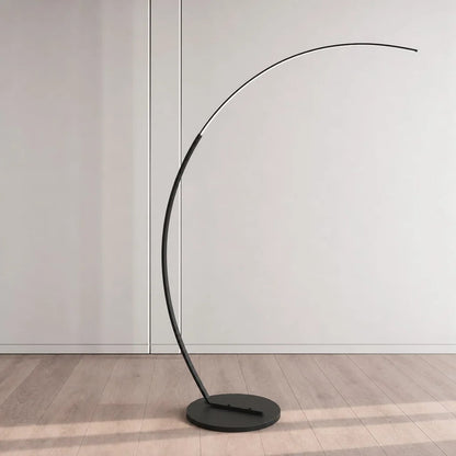 Minimalistisk bågformad golvlampa i modern nordisk inredning
