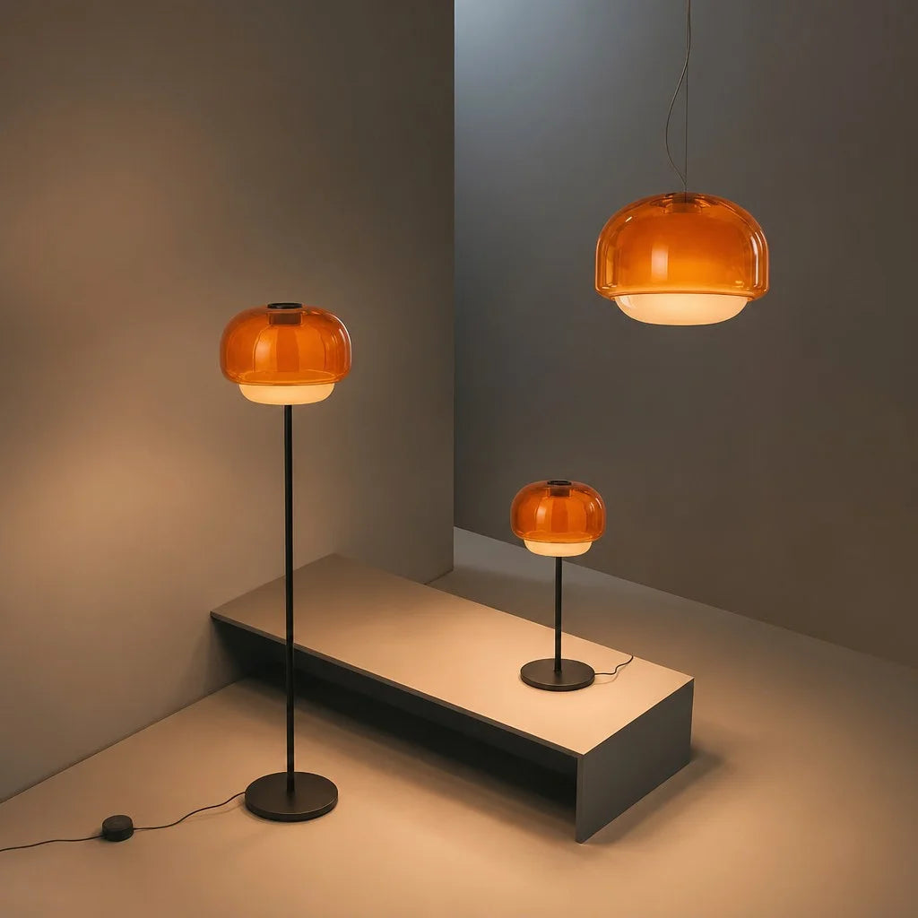 Golvlampa med orange glasskärm på slank stålram