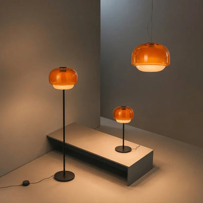 Golvlampa med orange glasskärm på slank stålram