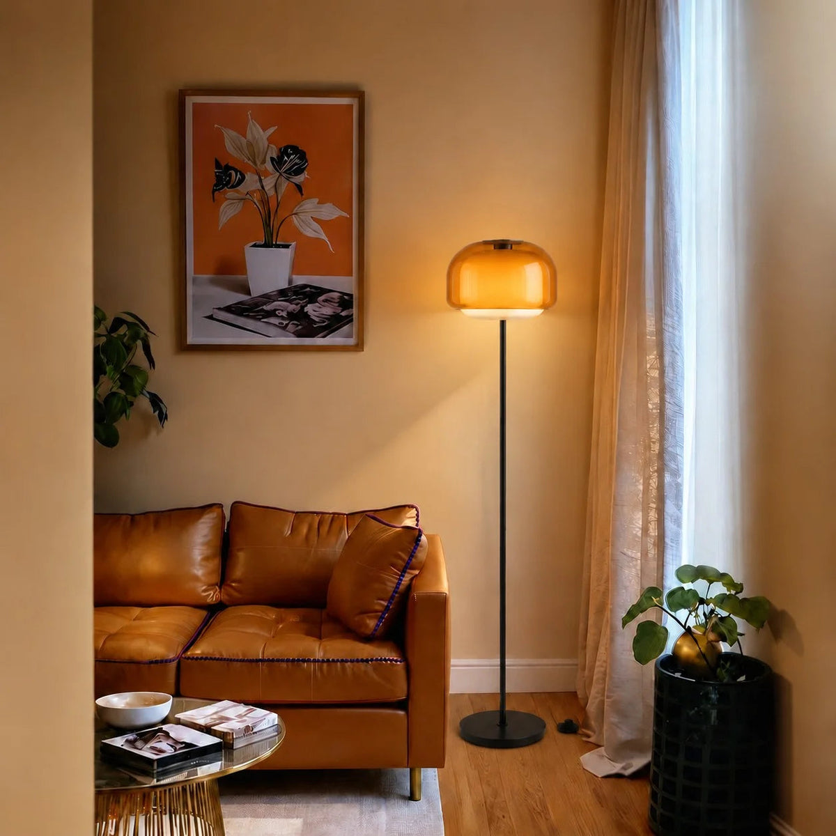 Golvlampa med grön glasskärm i nordisk design
