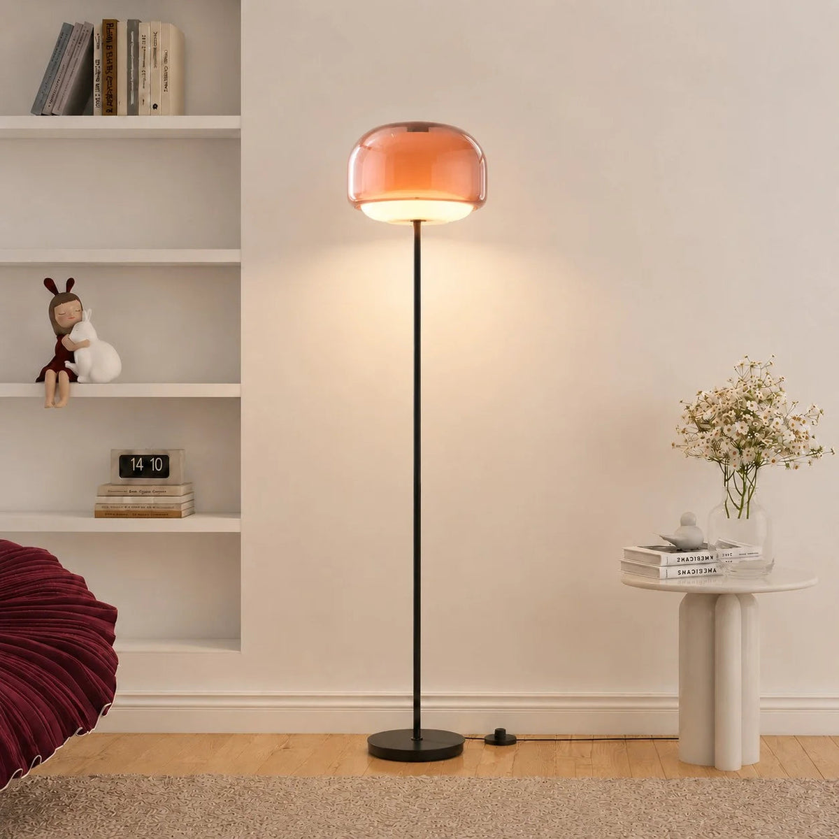 Kulformad glasgolvlampa med mjukt genomlyst sken