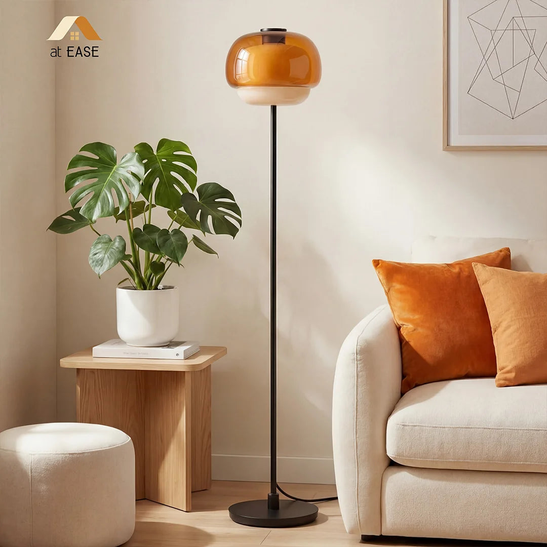 Fotströmbrytare på färgglad glasgolvlampa