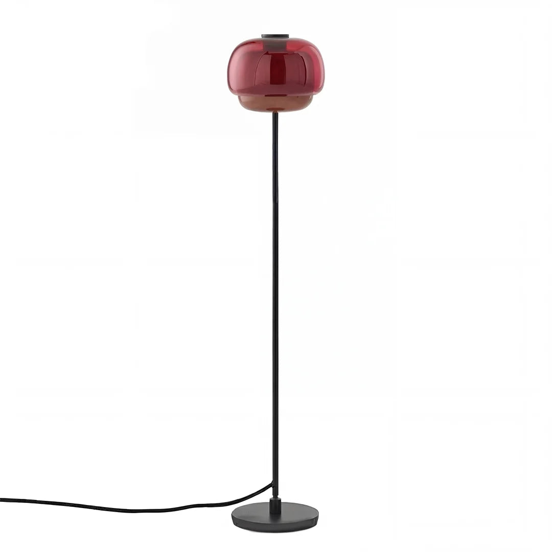 Golvlampa i glas och stål i nordiskt vardagsrum