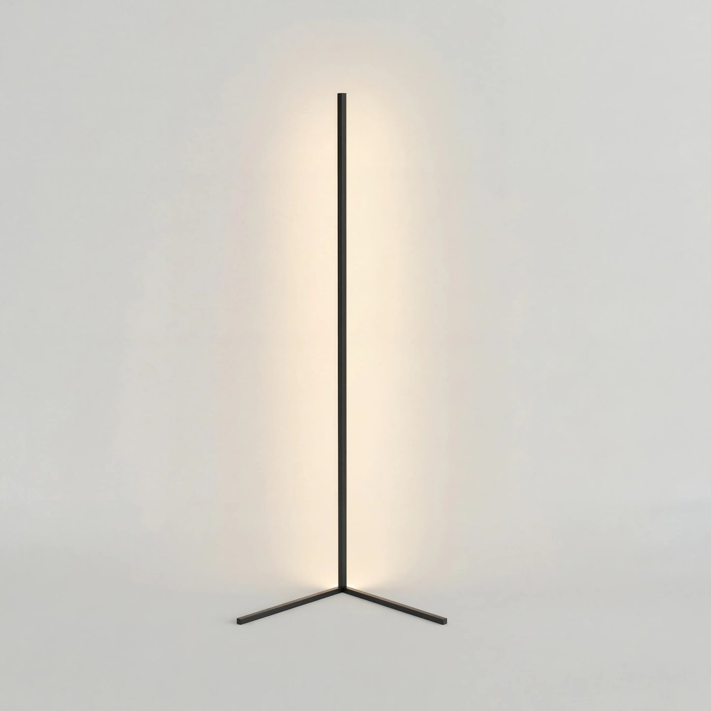 Vit golvlampa för hörn med minimalistisk bågform i lackerad metall