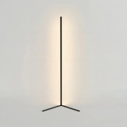 Vit golvlampa för hörn med minimalistisk bågform i lackerad metall