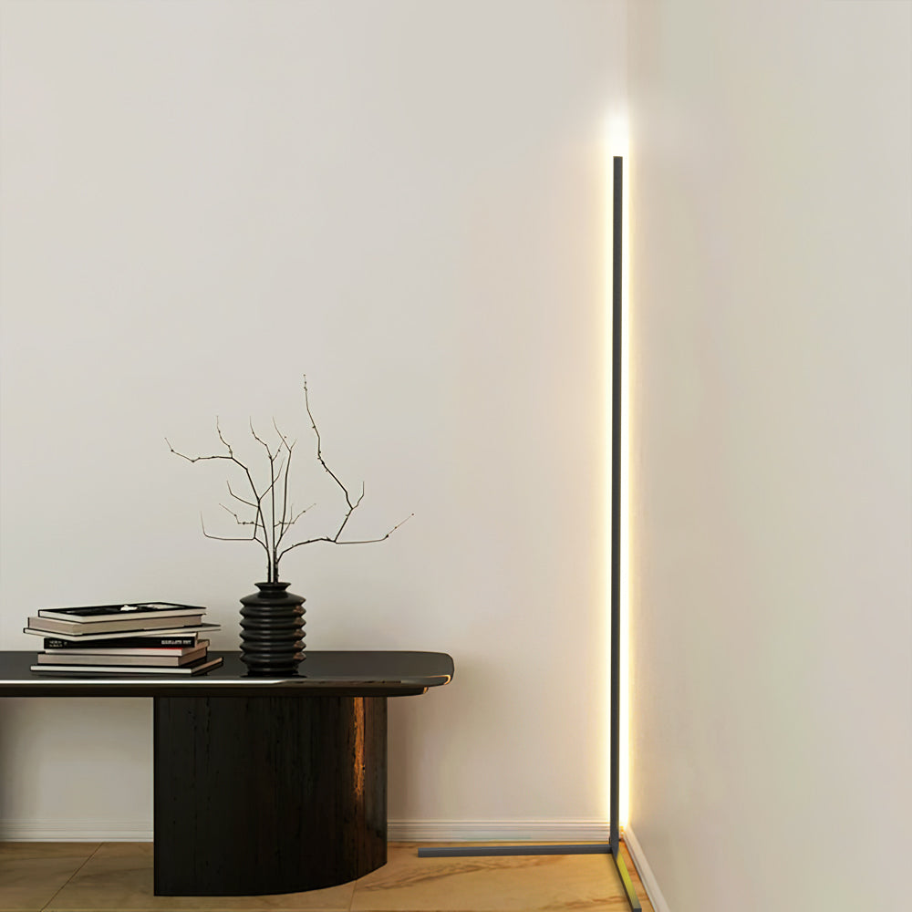 Detalj av lampfot och benlängd på minimalistisk golvlampa
