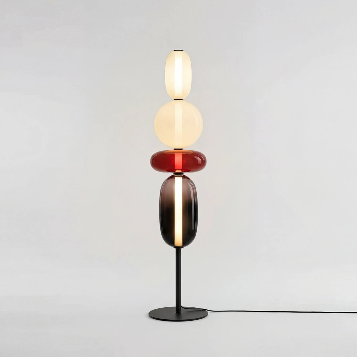 Minimalistisk nordisk golvlampa i glas för vardagsrum
