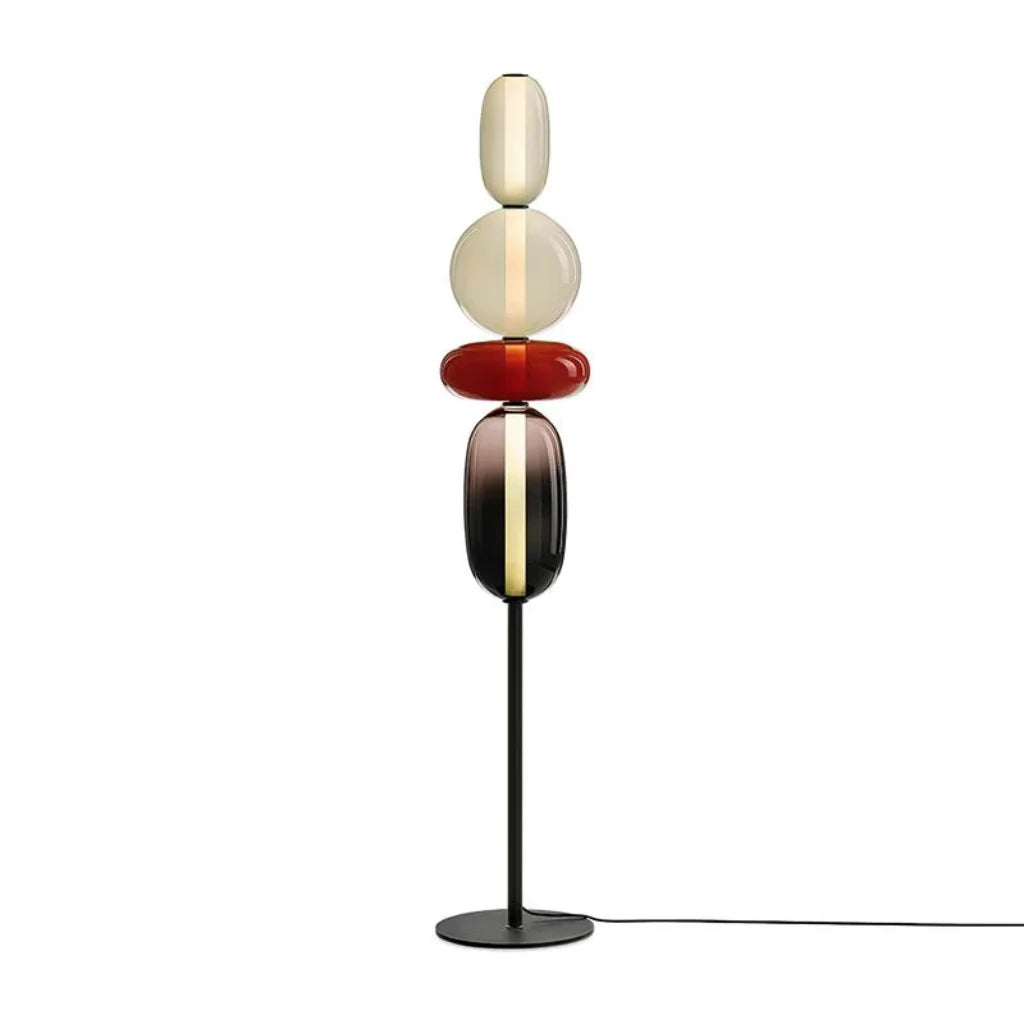 Golvlampa i glas som stämningsbelysning i vardagsrum