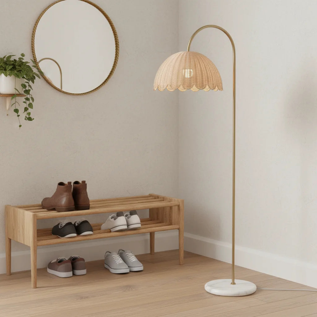 Golvlampa i naturmaterial med träfot i ett vardagsrum