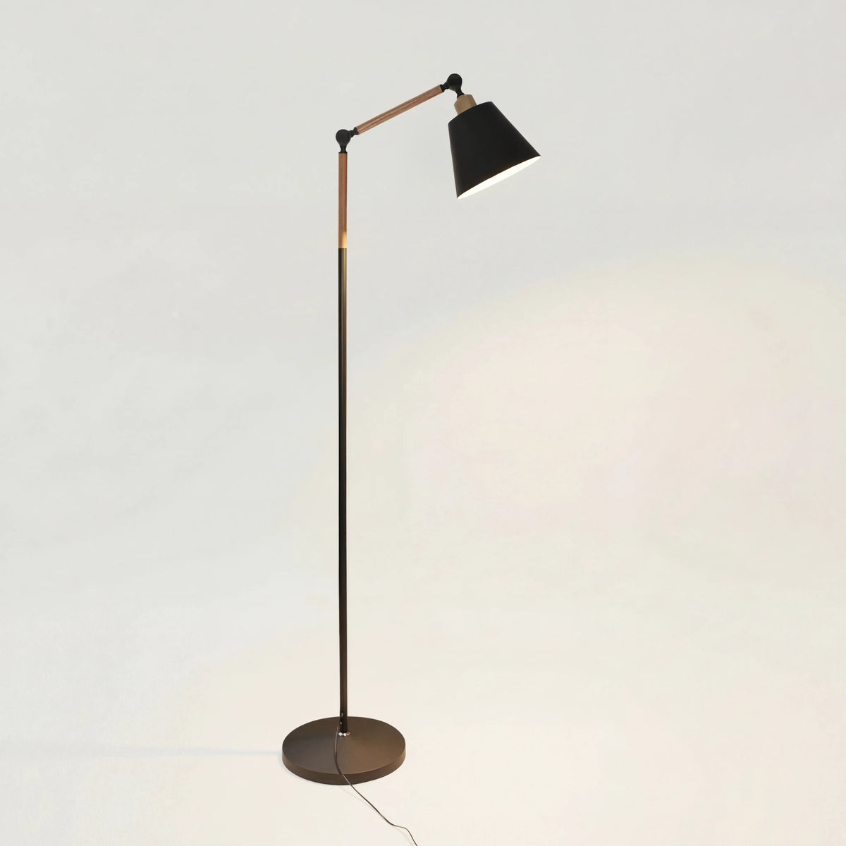 Golvlampa med justerbar arm i järn och trä för riktat läsljus