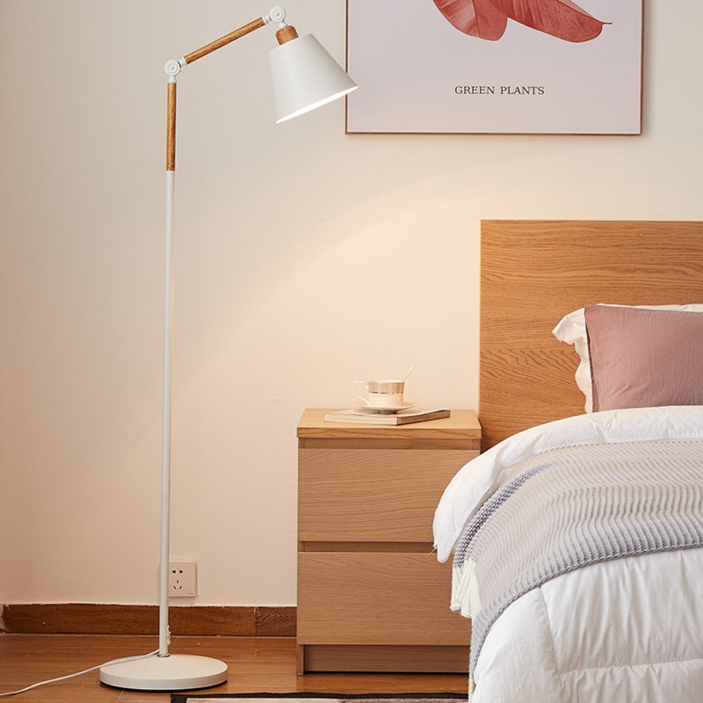 Vit golvlampa i järn och trä som sprider varmt LED-ljus i vardagsrummet